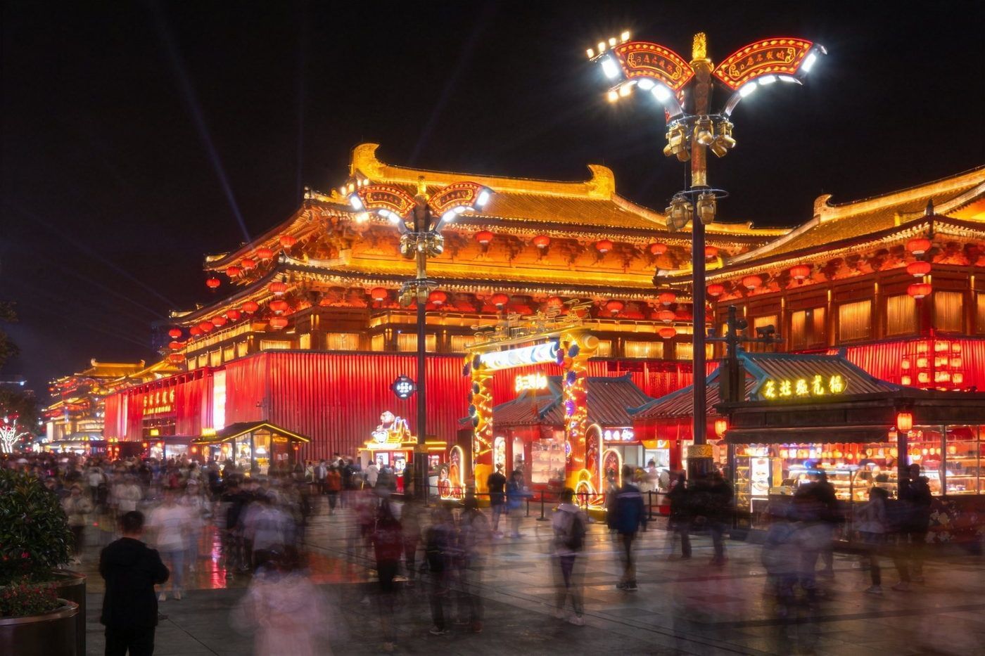 西安大唐不夜城夜景：仿唐建筑飞檐楼阁金光璀璨，街道人头攒动，灯火辉映尽显大唐盛世繁华