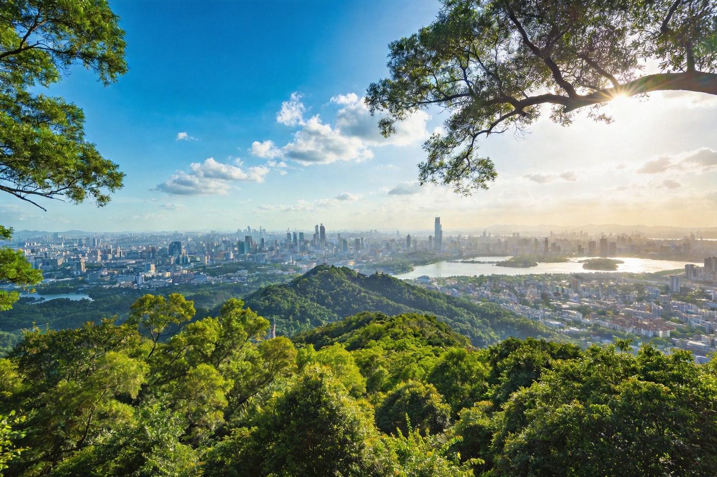 广州白云山俯瞰：从白云山上俯瞰广州全城，山间绿树茂密，远处城市高楼与珠江，蓝天白云