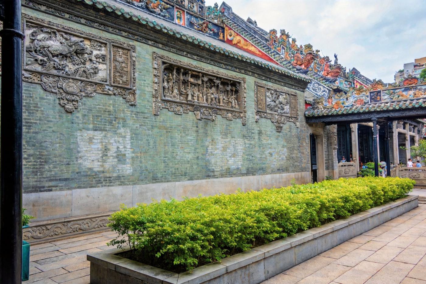 广州陈家祠：岭南传统祠堂建筑，青砖灰瓦、精美石雕木雕砖雕，庄严典雅的岭南传统建筑与庭院