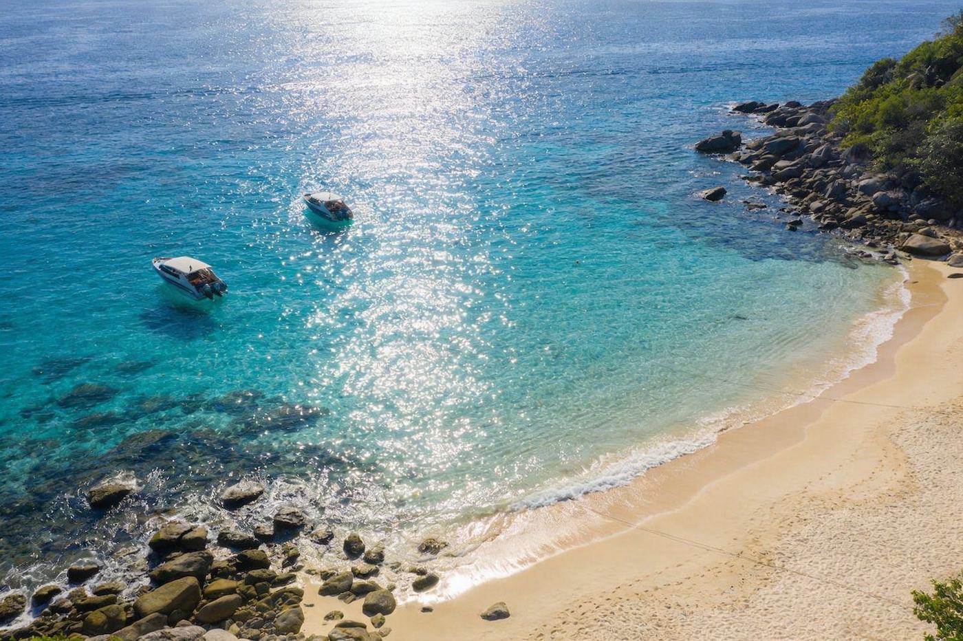 珠海东澳岛/外伶仃岛：清澈的热带海岛海湾，细沙滩与碧蓝海水，礁石与海上小艇，远离市区的度假海岛