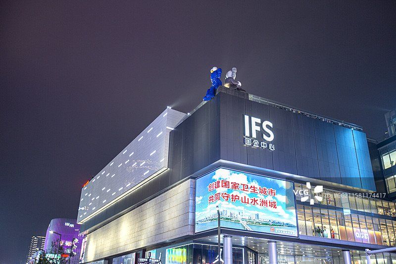 IFS国金中心 KAWS
