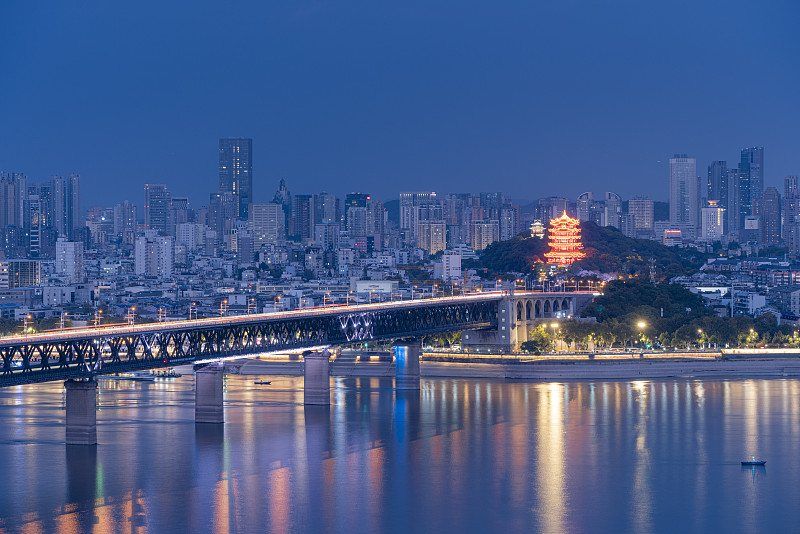 黄鹤楼与长江大桥夜景