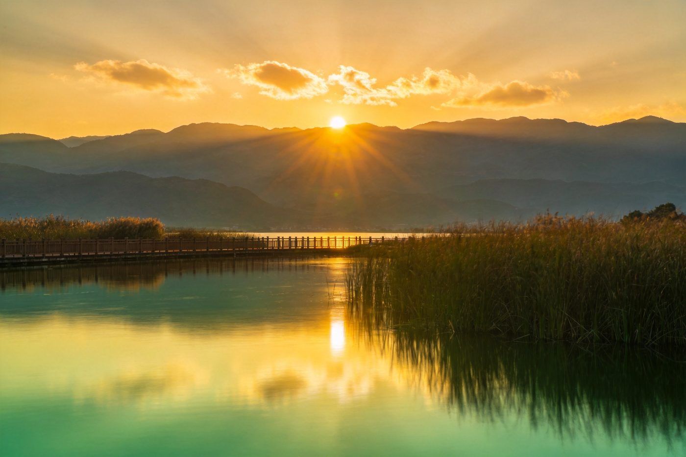 西昌邛海 夕阳湖景与泸山