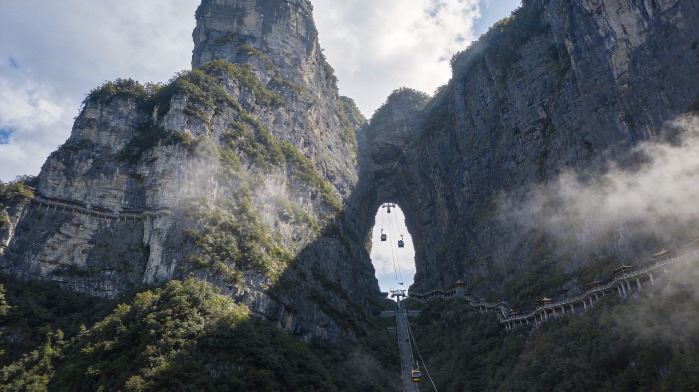 张家界天门山，悬崖绝壁上的玻璃栈道与云雾中的天门洞，通天大道盘旋而上