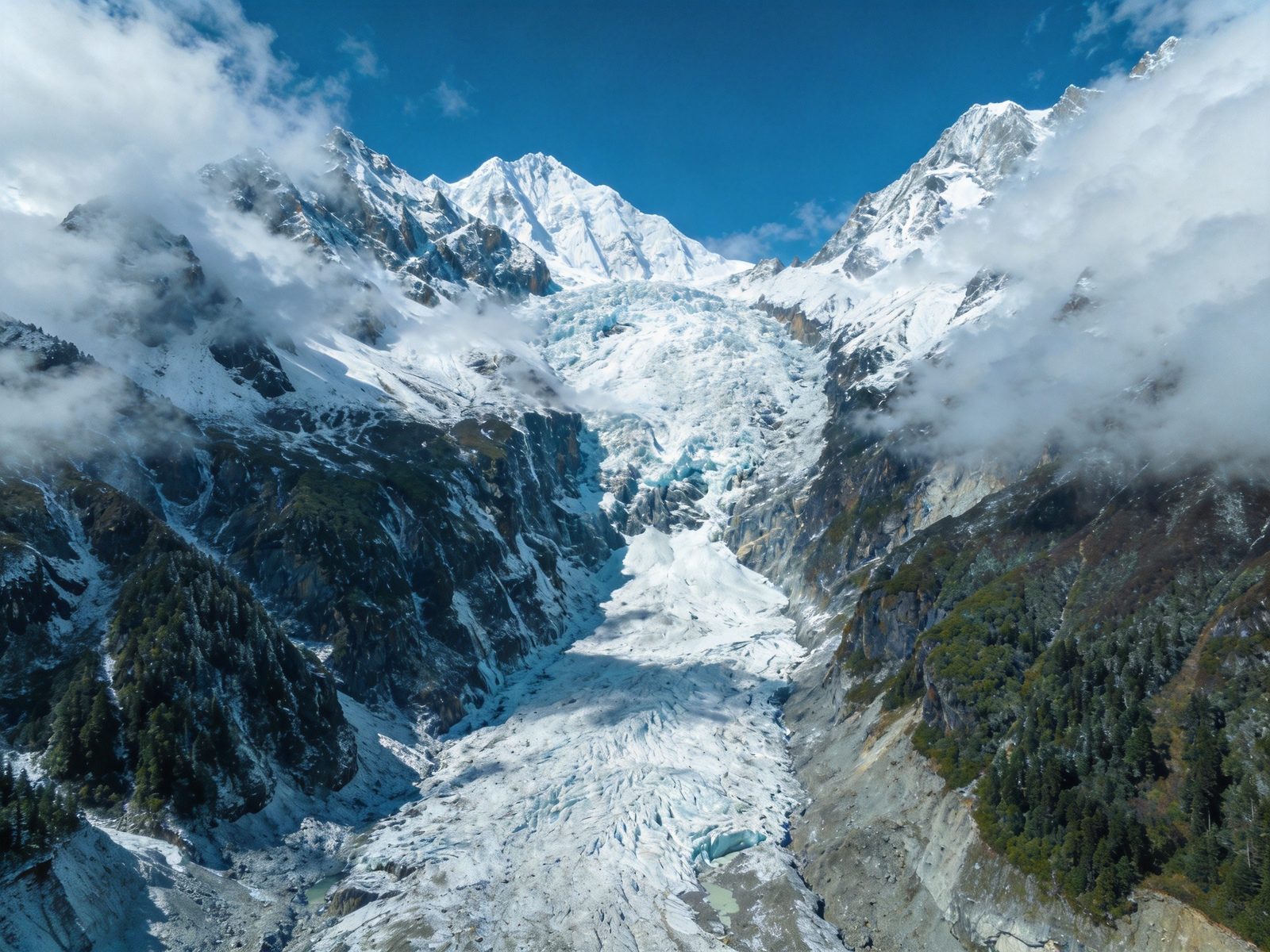 色达五明佛学院漫山遍野绛红色小木屋，红色佛国庄严震撼的喇荣山谷