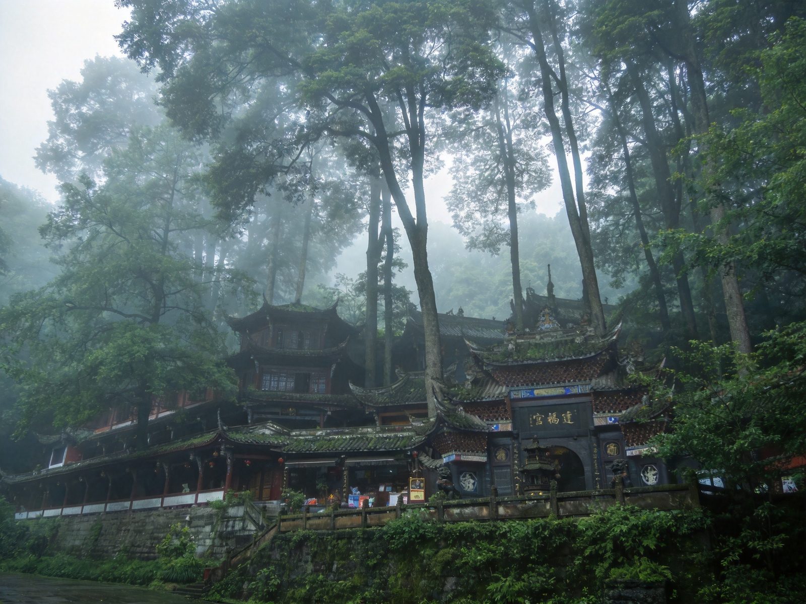 都江堰鱼嘴分水堤将岷江一分为二的内江外江，青山江水交相辉映的古代水利工程
