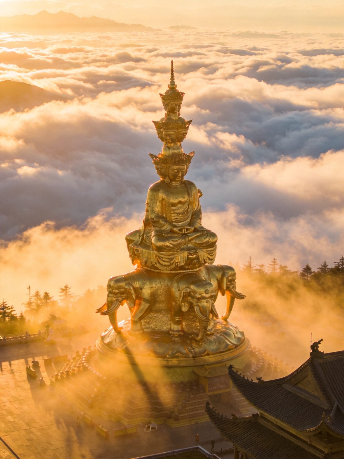 峨眉山万年寺古刹殿堂飞檐翘角掩映苍翠群山，晨钟暮鼓的佛教圣地