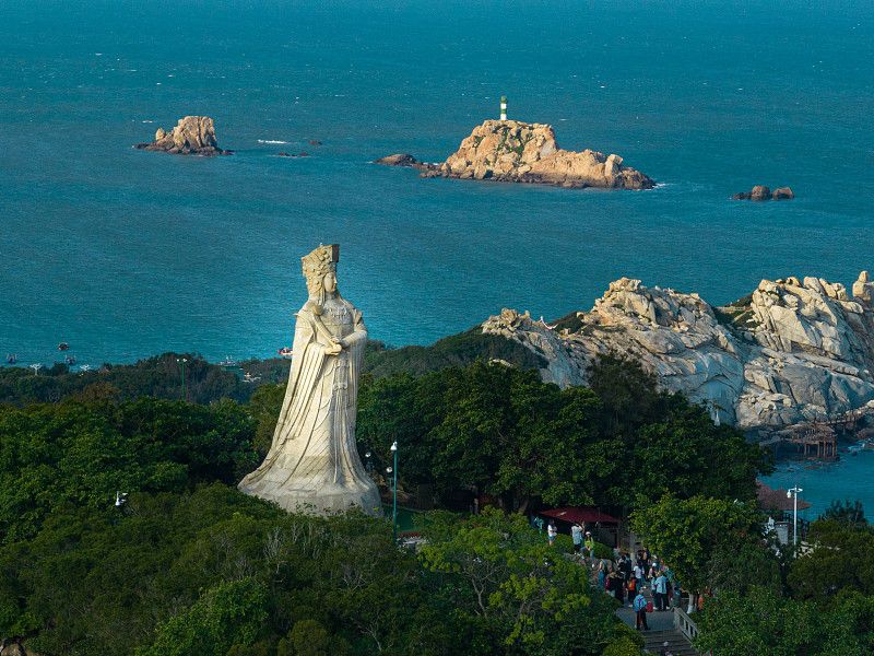 湄洲岛海边石像与林海