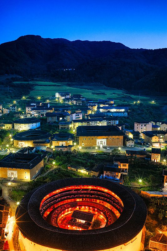 初溪土楼群暮色梯田