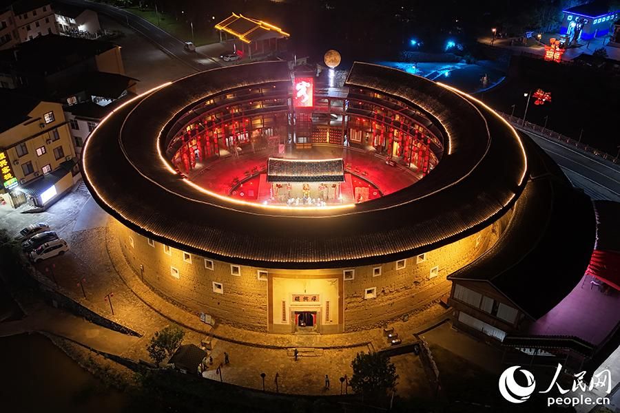 圆形土楼夜景红灯笼