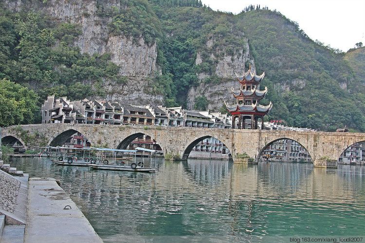 镇远古镇祝圣桥与三层凉亭